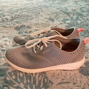 Crocs LiteRide Mesh Sneaker Grey & Pink Peach Sz 9